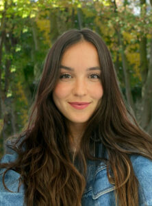 Lola Favard-Petkoff est journaliste, réalisatrice et développeuse de projets documentaires