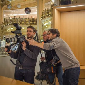 Une équipe de tournage Passerelles Films en action